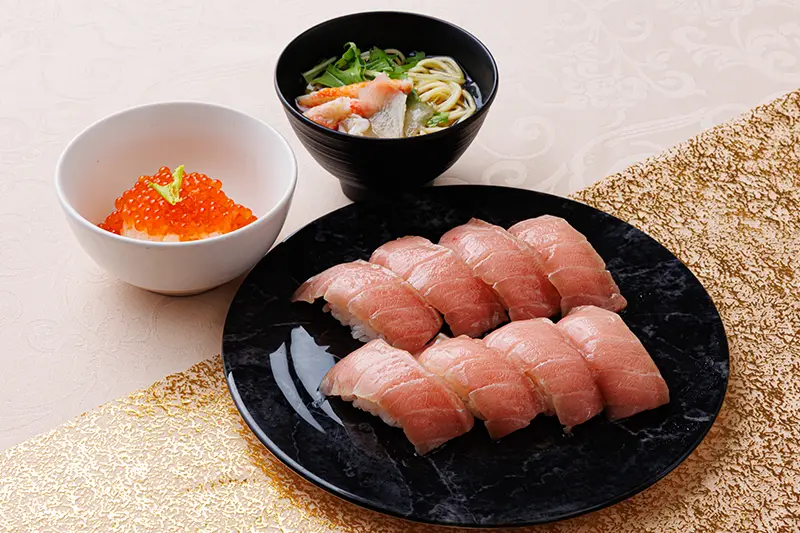 ＜12月31日（水）～1月4日（日）特別メニュー＞中トロの握り、ミニいくら丼、蟹肉入りフカヒレラーメン